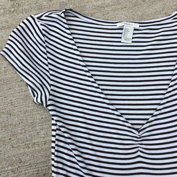 Striped crop v neck tee - Picture 2 of 2